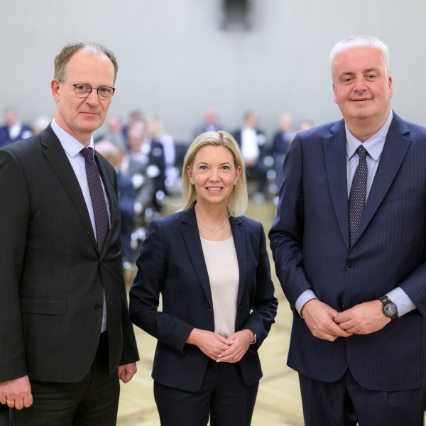 Bundesbanker Burkhard Balz, Vorsitzenden Mirja Viertelhaus-Koschig und Geschäftsführer Dirk Heitkötter bei einer Veranstaltung..