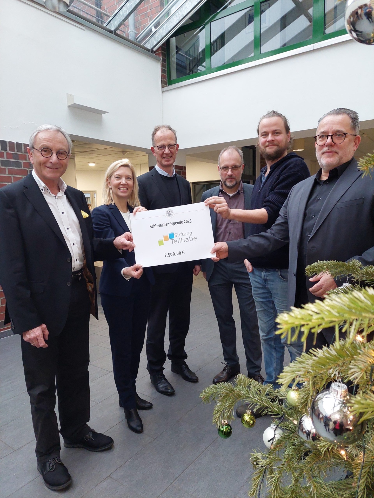 Spende an die Stiftung Teilhabe (von links): Martin Grapentin, Mirja Viertelhaus-Koschig, Dirk Heitkötter, Dr. Falk Bartels, Eike Weinreich und Gerhard Wessels. Bild: KLEINER KREIS