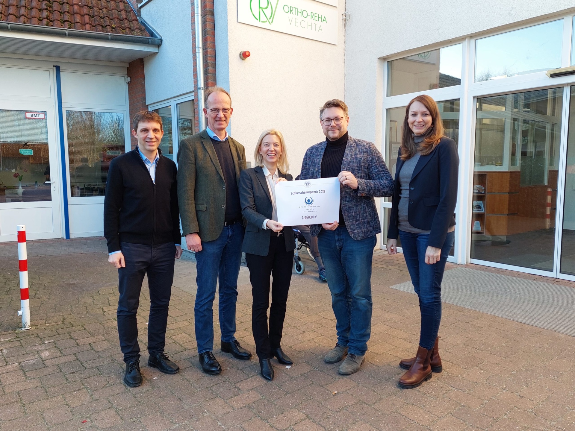 Spende an das Aphasie- und Seniorenzentrum Josef Bergmann (von links): Christian Kampers, Dirk Heitkötter, Mirja Viertelhaus-Koschig, Stephan Benhamza und Kathrin Billo. Bild: KLEINER KREIS