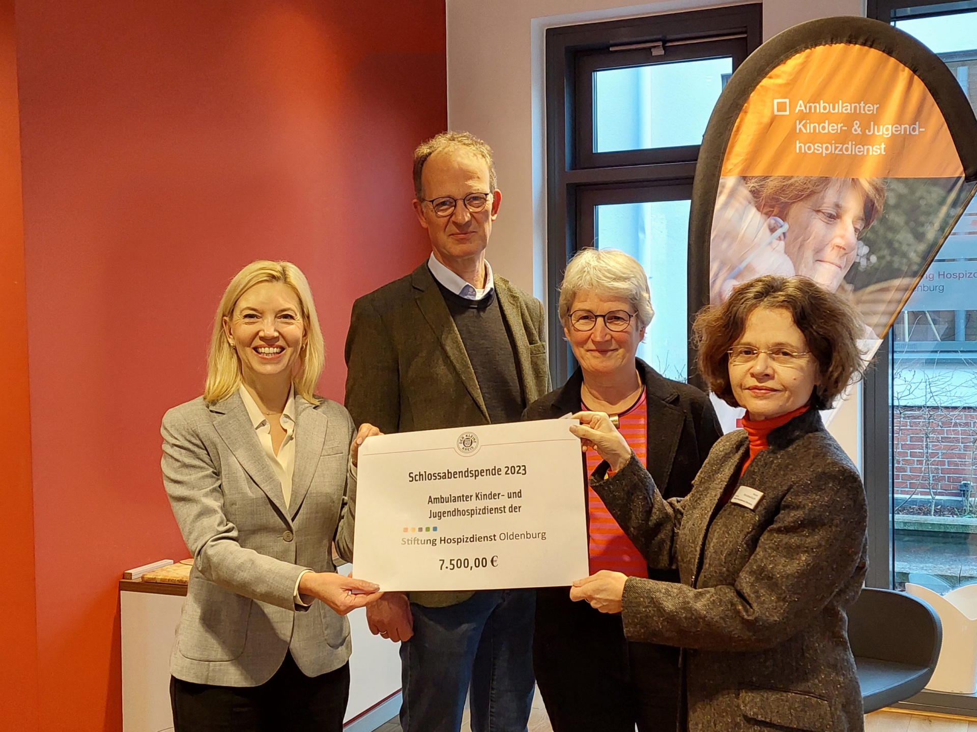 Spende für die Kinder- und Jugendhospizarbeit (von links): Mirja Viertelhaus-Koschig, Dirk Heitkötter, Dr. Beate Jonas und Beate Weidewitsch. Bild: KLEINER KREIS