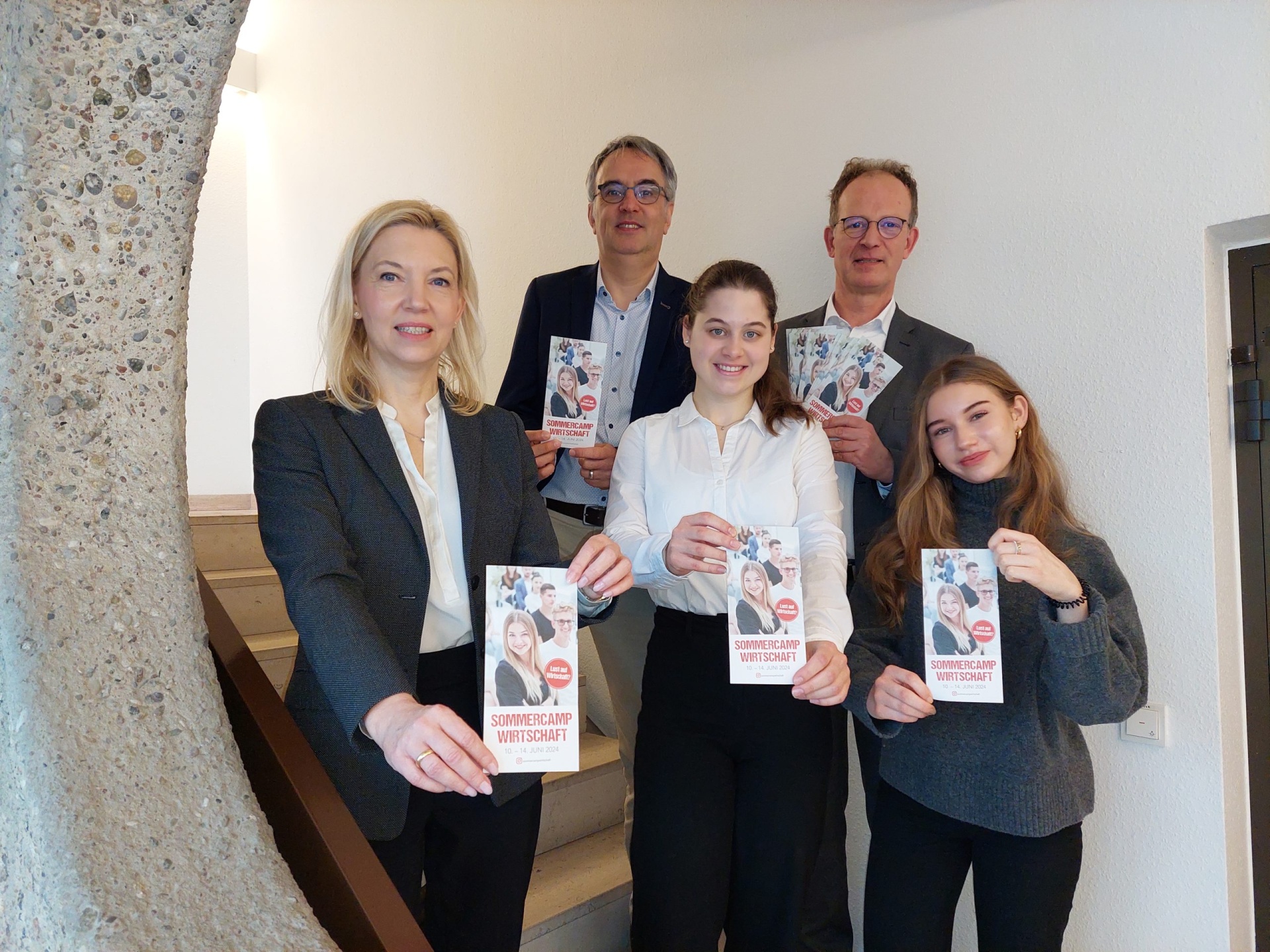 Warben bei einem Pressegespräch für das Sommercamp Wirtschaft 2024 (von links): Mirja Viertelhaus-Koschig, Dr. Michael Koch, Nele Schlitter, Dirk Heitkötter und Jette Rowold. Bild: KLEINER KREIS