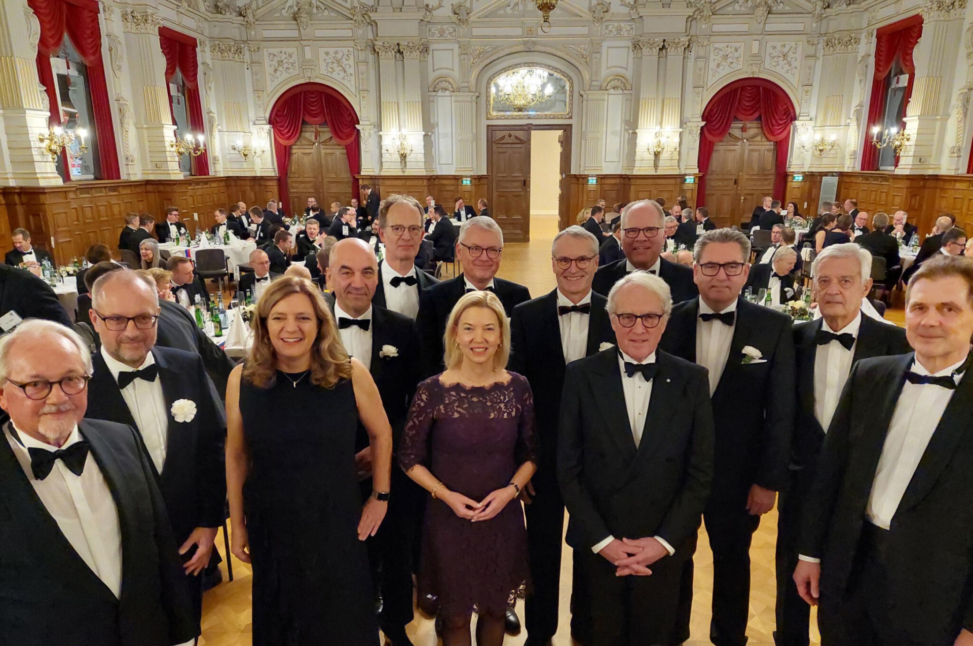 Der Vorstand des KLEINEN KREISES begrüßte den Gastredner zum Schlossabend: (von links) Prof. Dr. Heinz-W. Appelhoff, Dr. Falk Bartels, Yvonne Rostock, Stefan Dohler, Dirk Heitkötter, Mirja Viertelhaus-Koschig, Martin Steinbrecher, Felix Thalmann, Rüdiger Freiherr von Fritsch, Michael Thanheiser, Jürgen Müllender, Dr. Jörg Bleckmann und Jan Müller. Bild: KLEINER KREIS