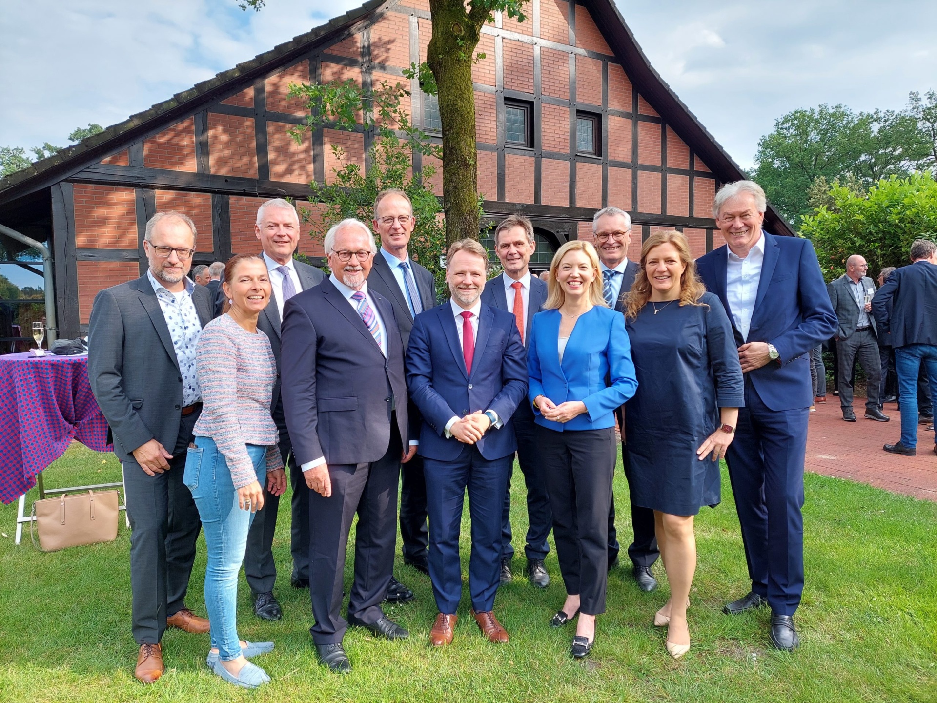 Empfingen Gerald Heere (Bildmitte) zum 50. cramer ampts mahl: (von links) Dr. Falk Bartels, Stephanie von Unruh, Martin Steinbrecher, Prof. Dr. Heinz-W. Appelhoff, Dirk Heitkötter, Jan Müller, Mirja Viertelhaus-Koschig, Felix Thalmann, Yvonne Rostock und Axel Bartsch. Bild: KLEINER KREIS