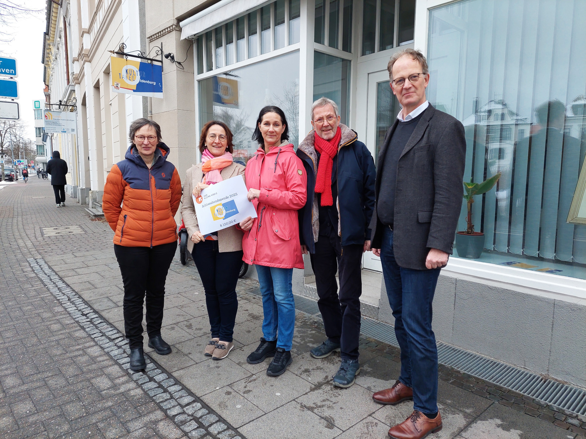 Tanja-Vera Asmussen (2. von links), Vorstandsmitglied des KLEINEN KREISES, und Geschäftsführer Dirk Heitkötter (rechts), überreichten die Spende heute an die stellvertretende Vorsitzende Ulrike Nehls (links), Geschäftsführerin Inés Weiß (3. von links), und Schatzmeister Dr. Hermann Klasen, alle KulturTafel Oldenburg. Bild: KLEINER KREIS 