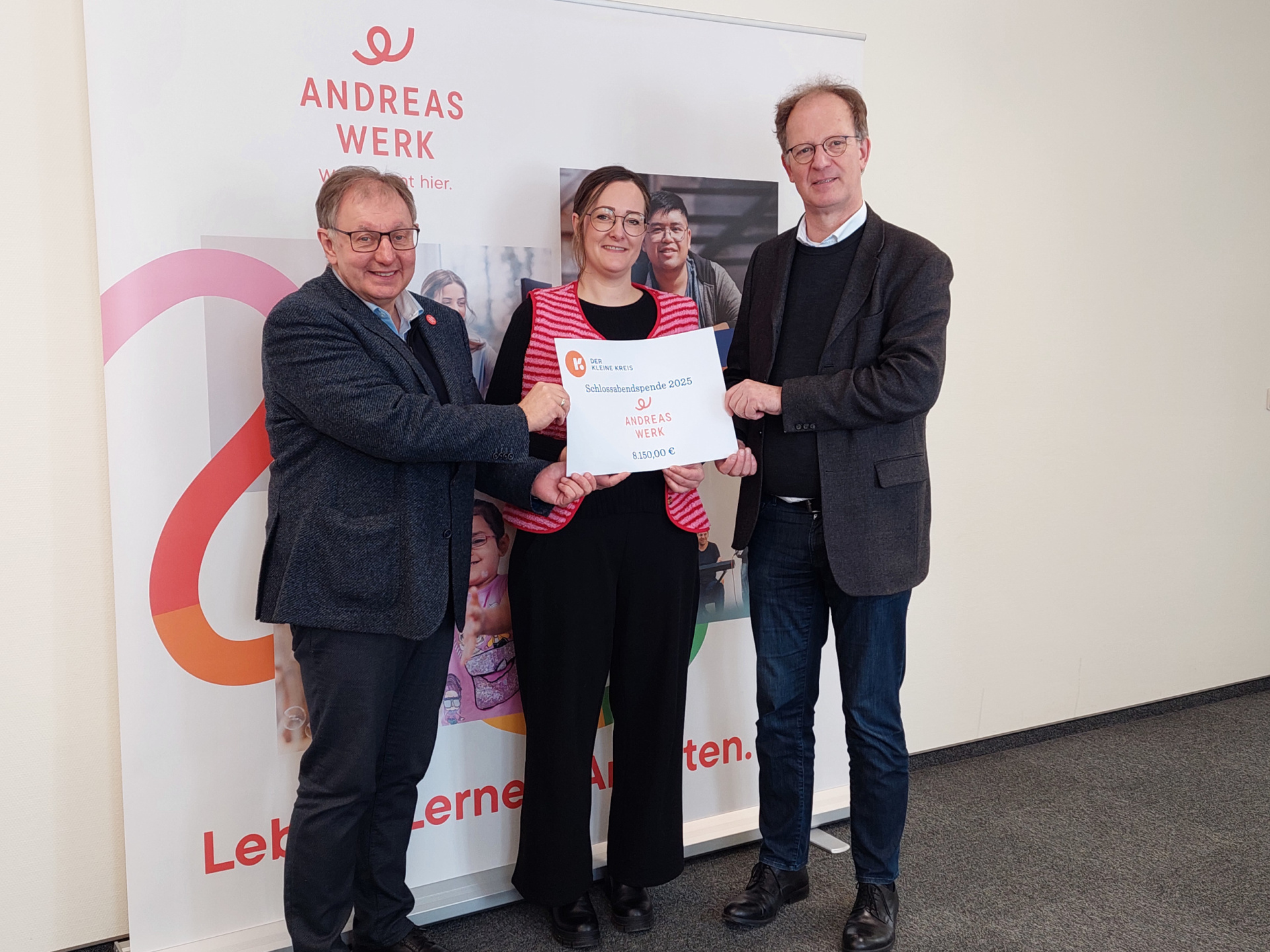 Dirk Heitkötter (rechts), Geschäftsführer des KLEINEN KREISES, überreichte die Spende an Matthias Warnking, Vorstandsvorsitzender des Andreaswerk e.V., und Anja Glandorf, Koordinatorin „AMY – Familienunterstützender Dienst“. Bild: KLEINER KREIS