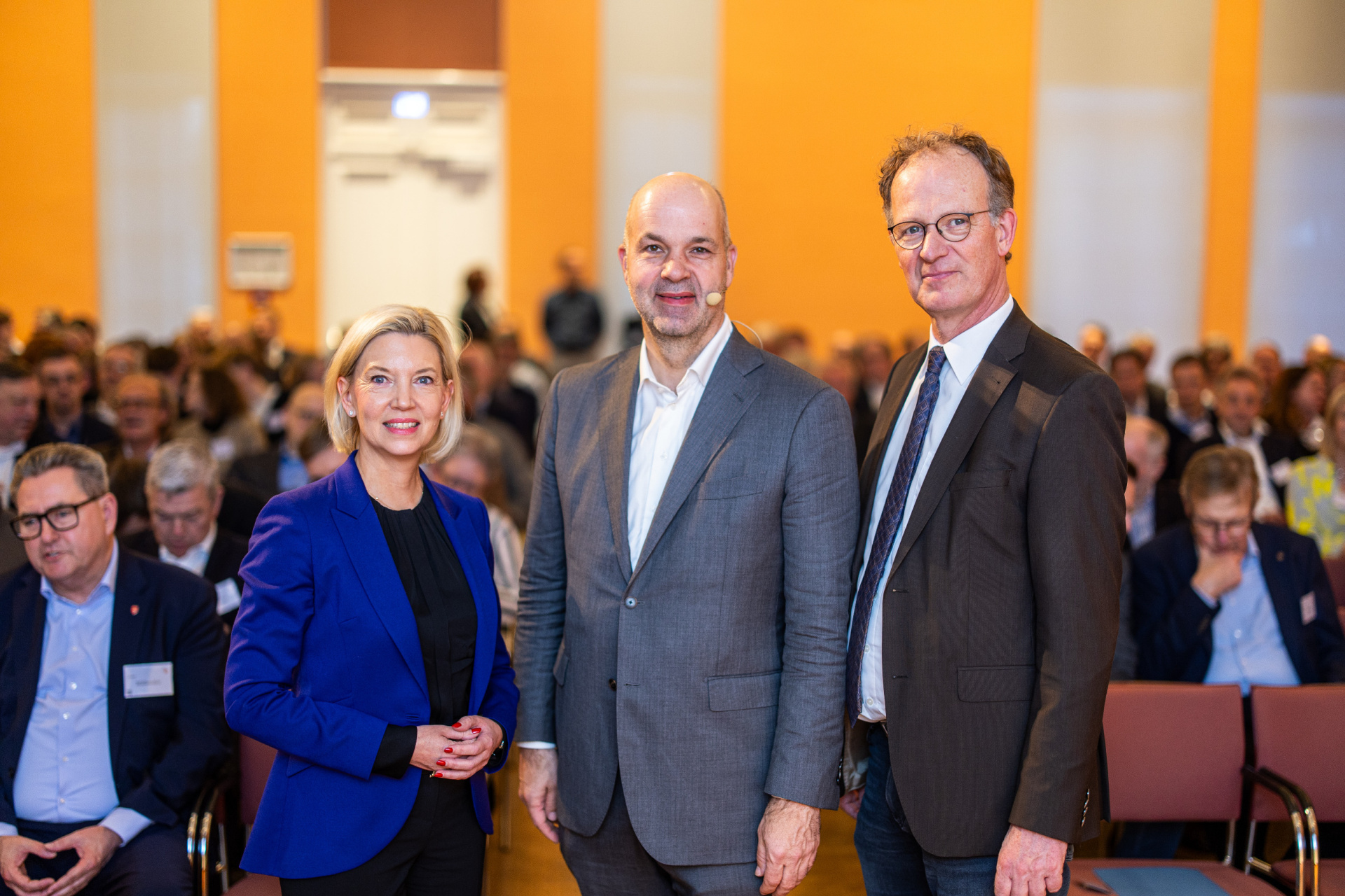 Begrüßten Professor Marcel Fratzscher (Mitte) in Oldenburg: Mirja Viertelhaus-Koschig, Vorsitzende des KLEINEN KREISES, und Geschäftsführer Dirk Heitkötter. Bild: Markus Hibbeler