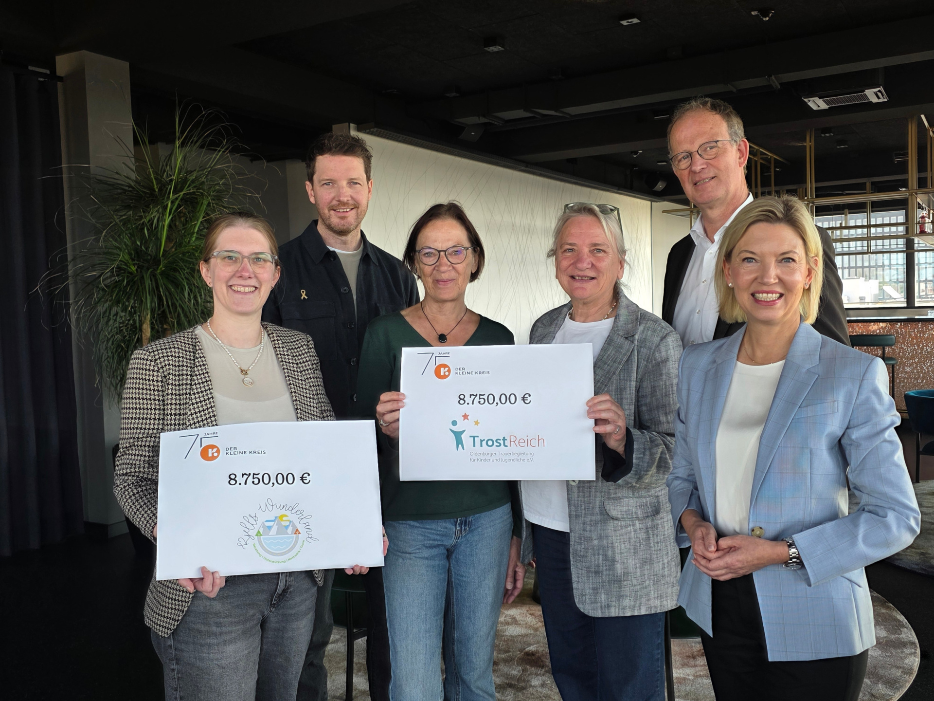 Freuten sich über jeweils 8.750,00 Euro für ihren Verein (von links): Michelle Gerdes-Lampe und Christian Lampe von Kjells Wunderland sowie Evelyn Nörenberg und Antje Möhrmann von TrostReich. Übergeben wurden die Spenden von Mirja Viertelhaus-Koschig und Dirk Heitkötter. Bild: KLEINER KREIS
