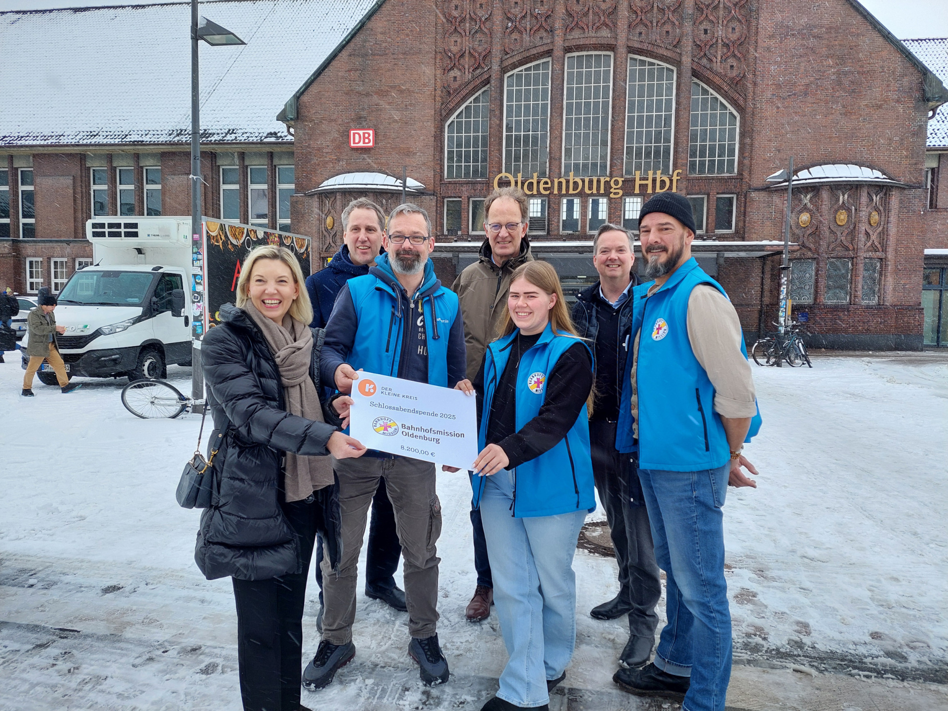 Mirja Viertelhaus-Koschig, Vorsitzende KLEINER KREIS, Mario Behrends, Vorstand Diakonie, Stephan Mickoleit, Bahnhofsmission, Dirk Heitkötter, Geschäftsführer KLEINER KREIS, Lena Ilgner, Bahnhofsmission, Dr. Friedrich Ley, Vorstand Diakonie, und Kai Niemann, Bahnhofsmission. Bild: KLEINER KREIS