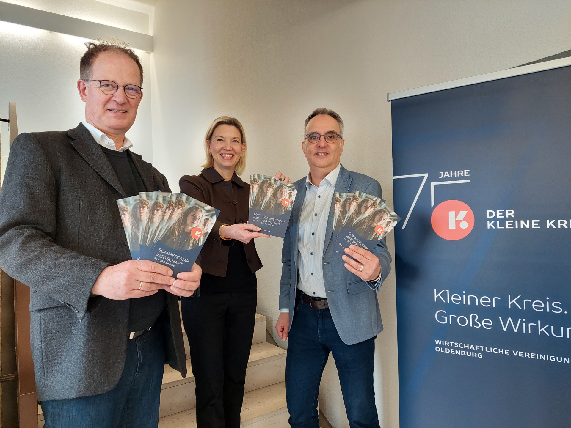 Laden zum fünften Mal zum Sommercamp Wirtschaft ein (von links): Dirk Heitkötter, Geschäftsführer der Wirtschaftlichen Vereinigung Oldenburg – DER KLEINE KREIS, und die Vorsitzende Mirja Viertelhaus-Koschig sowie Dr. Michael Koch vom Institut der Ökonomischen Bildung Oldenburg (IÖB). Bild: KLEINER KREIS 