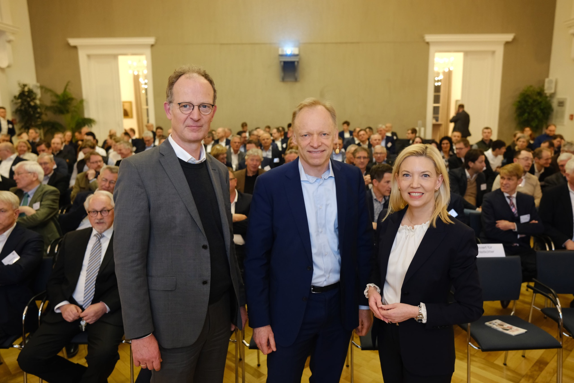 ifo-Präsident Prof. Clemens Fuest (Mitte) wurde begrüßt von Mirja Viertelhaus-Koschig, Vorsitzende des KLEINEN KREISES, und Geschäftsführer Dirk Heitkötter. Bild: Markus Hibbeler/KLEINER KREIS