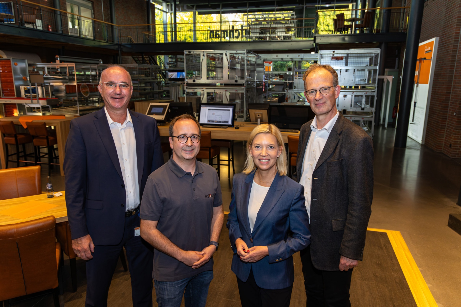 DER KLEINE KREIS zu Gast bei Big Dutchman: (von links) Dr. Thomas Dalstein, COO Big Dutchman, Dirk Siemers, Legehennen-Halter aus Twistringen, Mirja Viertelhaus-Koschig, Vorsitzende des KLEINEN KREISES, und Dirk Heitkötter, Geschäftsführer des KLEINEN KREISES. Bild: KK/Markus Hibbeler