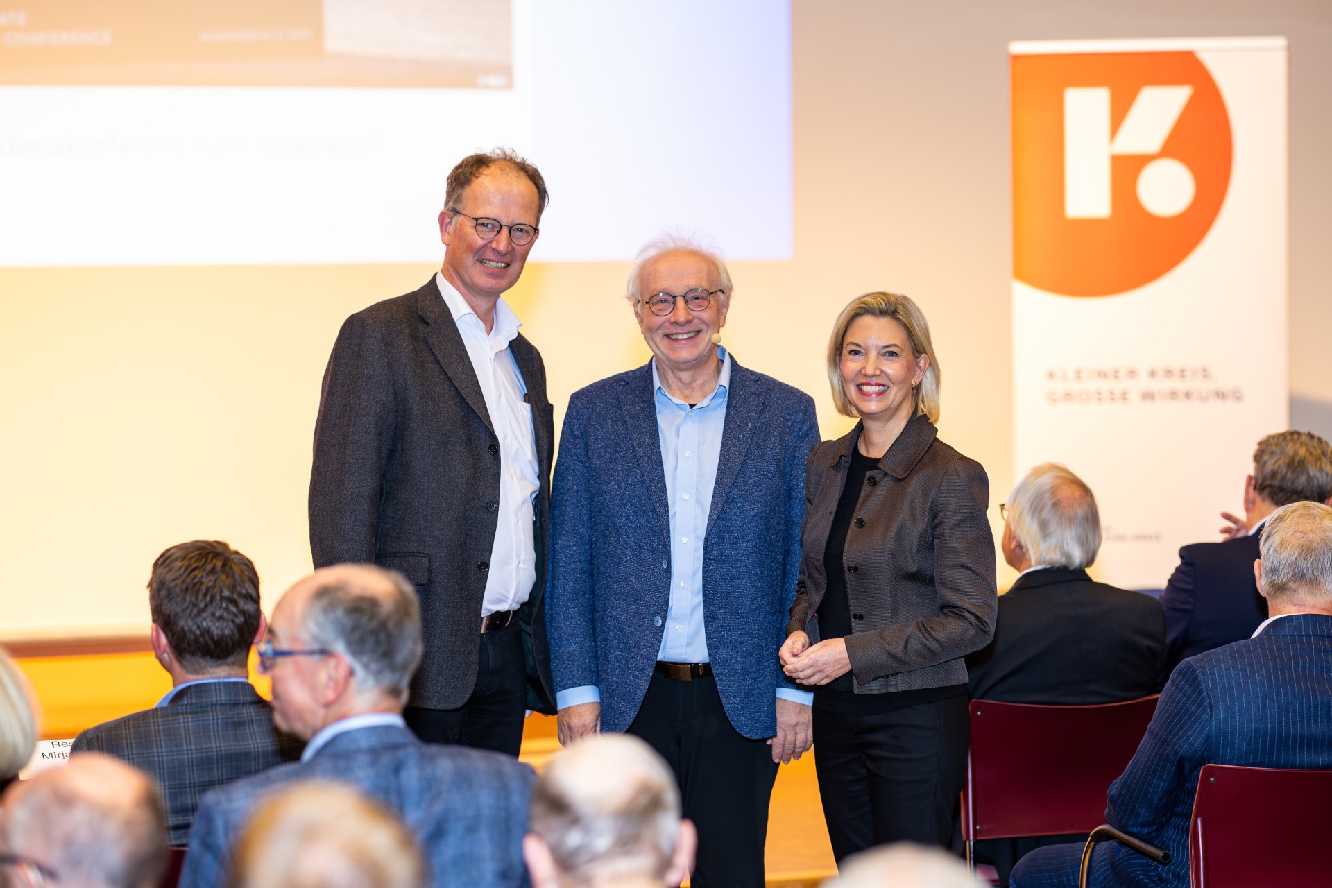 Der Physiker Prof. Dr. Gerd Ganteför (Mitte) sprach auf Einladung des KLEINEN KREISES über den Klimawandel. Begrüßt wurde er von der Vorsitzenden, Mirja Viertelhaus-Koschig (rechts), und Geschäftsführer Dirk Heitkötter. Bild: Markus Hibbeler