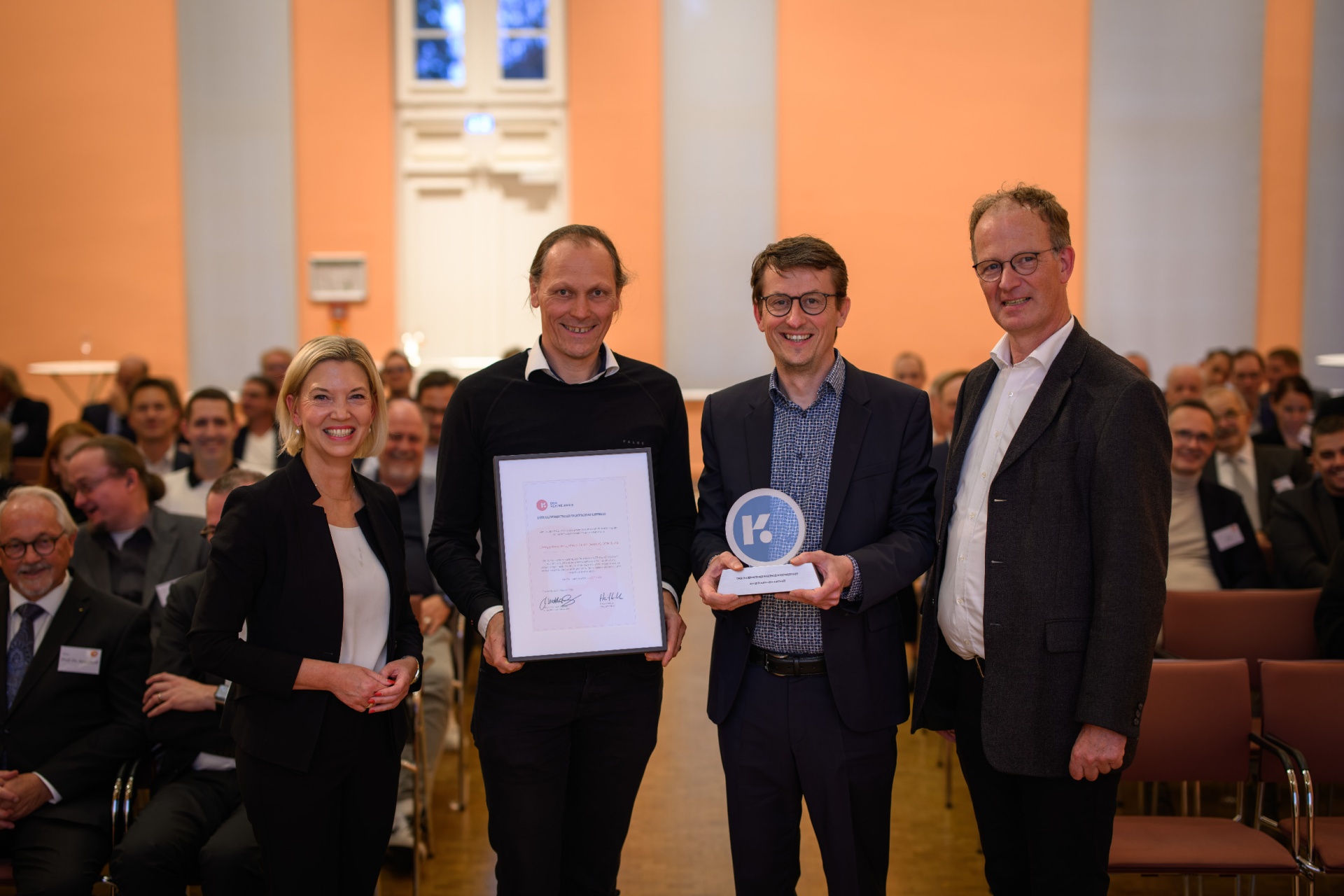 Der Oldenburger Wirtschaftspreis 2025 wurde an das Unternehmen energy & meteo systems GmbH verliehen (von links): Mirja Viertelhaus-Koschig, Dr. Ulrich Focken, Dr. Matthias Lange und Dirk Heitkötter. Bild: Mohssen Assanimoghaddam