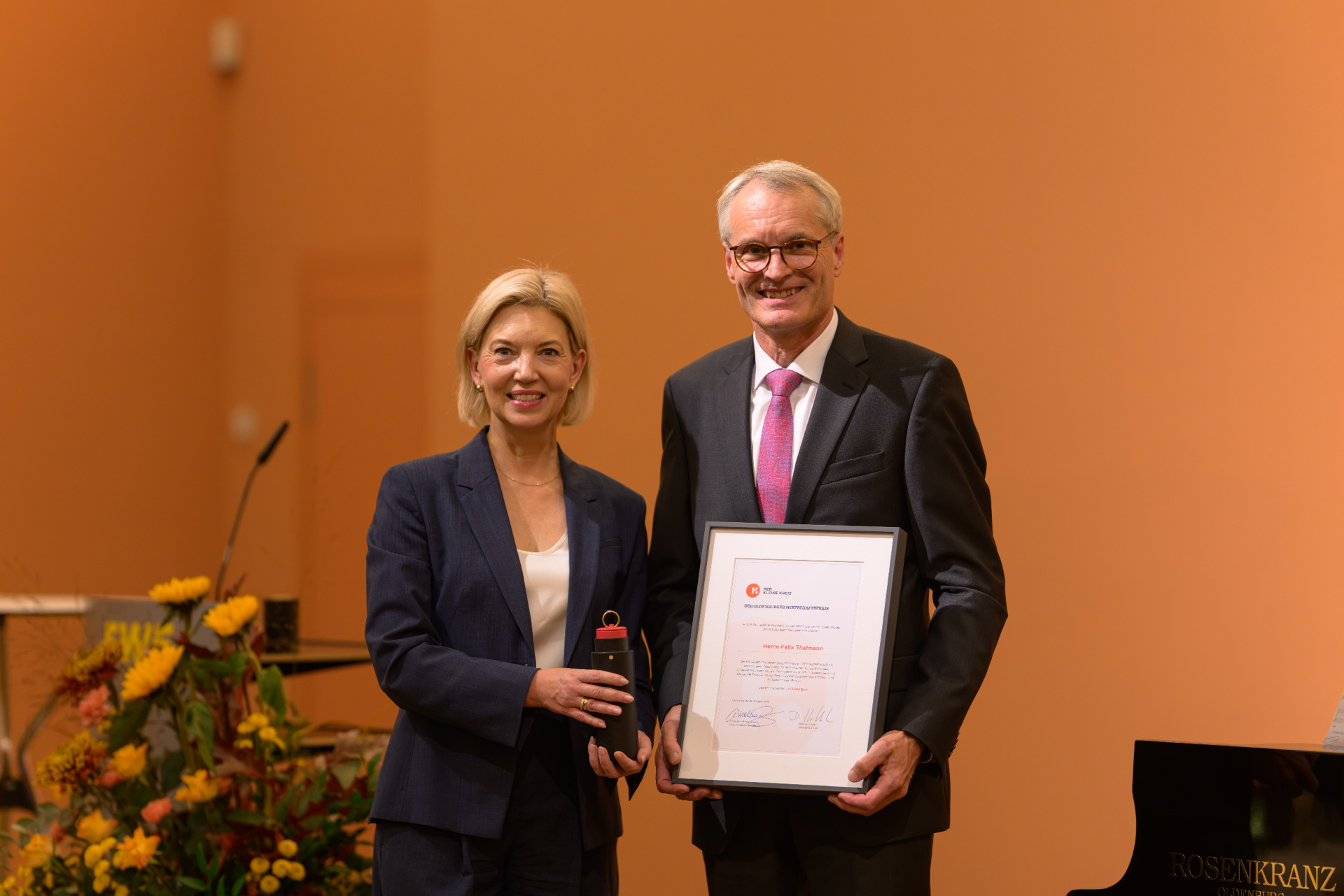 Der Oldenburger Wirtschaftspreis geht im Jahr 2026 an Felix Thalmann. Mirja Viertelhaus-Koschig übergibt dem Preisträger Urkunde und Ring. Bild: Mohssen Assanimoghaddam